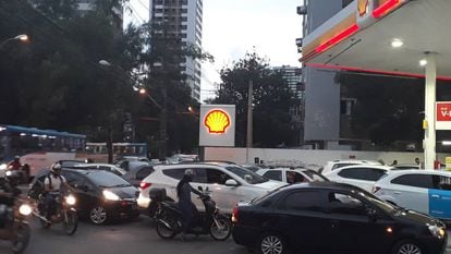 Carros fazem fila de mais de uma hora em posto em Recife.