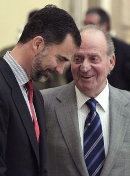 O Rei dom Juan Carlos, junto ao Príncipe de Astúrias.