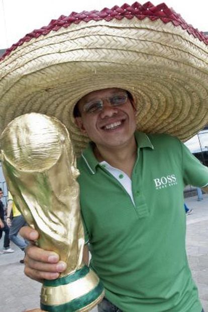 Um turista mexicano em Fortaleza (Brasil) nesta segunda-feira.