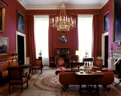 Jackie Kennedy redecorou o Salão Vermelho em 1962, com móveis americanos de estilo imperial da coleção da Casa Branca e outros que foram inspirados nos armários norte-americanos da década de 1820.