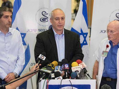O filho de Shimon Peres, Jemi Peres (centro), ao lado da equipe médica, anuncia a morte do pai.