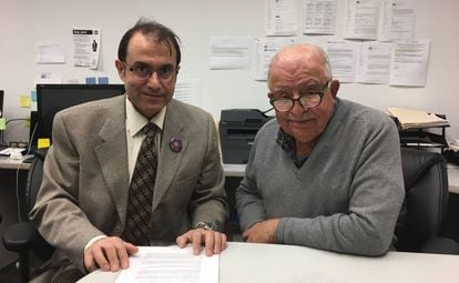 O refugiado Vanig Garabedian, esquerda, e seu patrocinador Apkar Mirakian, em Toronto.