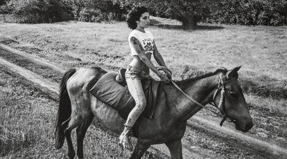 A cantora Amy Winehouse, em outra imagem inédita publicada no livro 'Amy Winehouse by Blake Wood'.