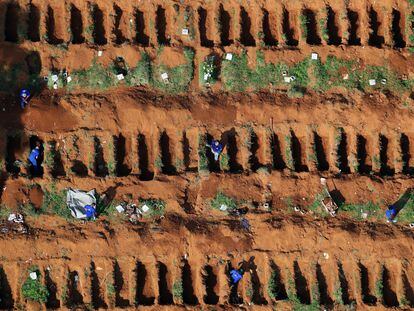 Covas abertas no cemitério de Vila Formosa, em São Paulo, para receber as vítimas da pandemia de covid-19