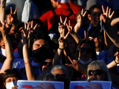 Seguidores do presidente Alberto Fernández põe os dedos em “v”, gesto que representa o peronismo, em Buenos Aires, em 11 de novembro.