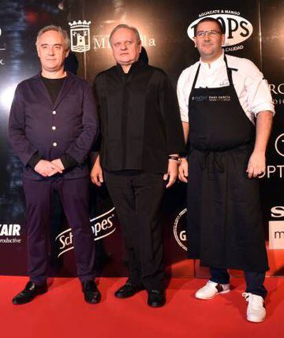 O chef Joël Robuchon, entre os cozinheiros Ferrán Adrià (esquerda) e Dani Garcia (direita), durante um evento em homenagem ao francês em abril de 2016, em Marbelha, Málaga (Espanha).