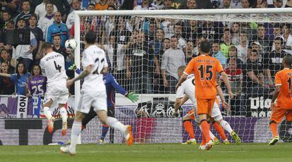 Ramos marca de cabeça o primeiro gol do Real Madrid.