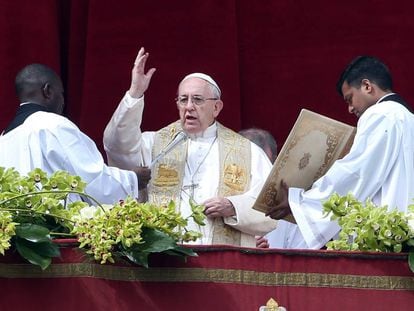 O Papa Francisco dá a bênção Urbi et Orbi em Roma neste domingo.