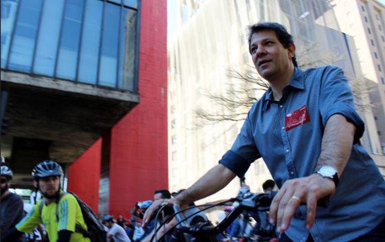Haddad na ciclovia na Paulista.