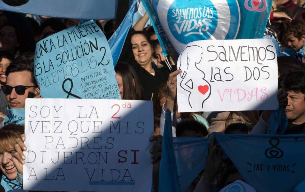 Manifestantes contra a legalização do aborto em Buenos Aires.