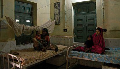 Mulheres em centro de reabilitação nutricional no distrito de Shivpuri, Madhya Pradesh.