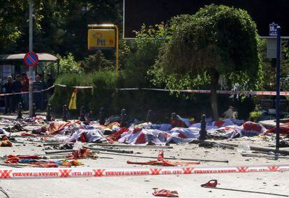 Vítimas do atentado em Ancara jazem, cobertas com pano, no local do massacre.