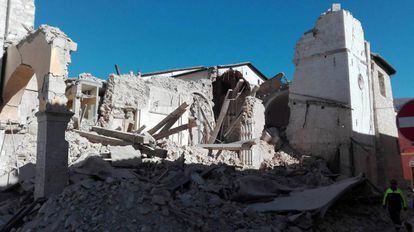 A bas&iacute;lica de San Benedetto, em Norcia, destru&iacute;da pelo terremoto deste domingo. 