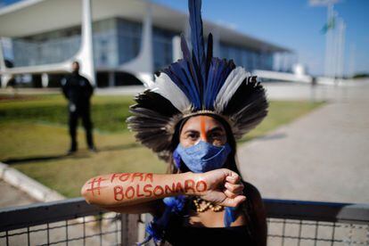 Uma indígena Pataxó protesta contra Bolsonaro em Brasília, neste sábado, 19 de junho.