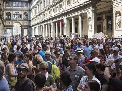 Filas diante da Galeria Uffizi, em Florença, em 29 de junho de 2016