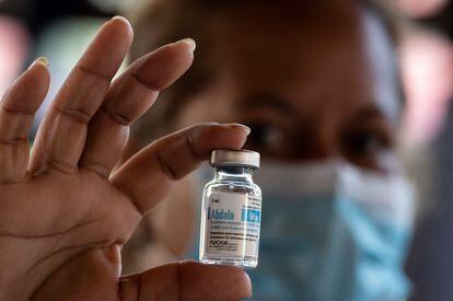 Uma enfermeira mostra um frasco da Abdala, a primeira vacina contra a covid-19 aprovada em Cuba.