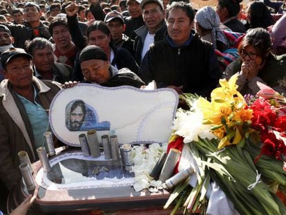Uma multidão cerca o caixão de uma das vítimas durante os protestos na Bolívia.