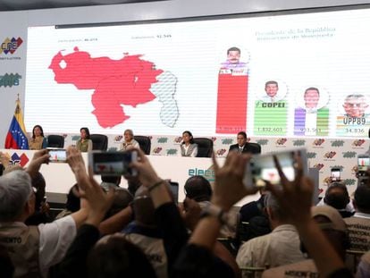 Membros do Comitê Nacional Eleitoral de Venezuela anunciam os resultados das eleições do Domingo em Caracas.