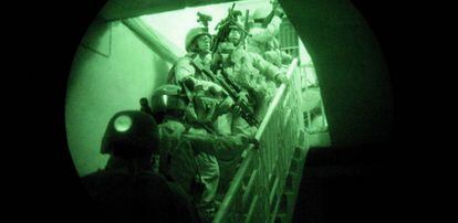 Marines norte-americanos entram em uma casa iraquiana durante uma missão de busca de insurgentes.