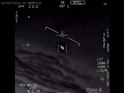 Imagem de um vídeo gravado por dois aviões F-18 em que se vê um óvni.