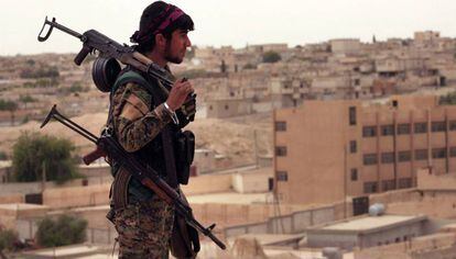 Um membro das milícias curdas da Síria que lutam contra os jihadistas, no norte da cidade de Tabqa, em uma imagem do 30 de abril.