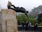 The statue of Sebastian de Belalcazar, a 16th century Spanish conqueror, lies after it was pulled down by indigenous people in Cali, Colombia, on April 28, 2021. - The statue was tored down in repudiation of the violence the indigenous people has historically faced, according to their spokesmen. In September 2020, another statue of Sebastian de Belalcazar was pulled down in the city of Popayan. (Photo by PAOLA MAFLA / AFP)