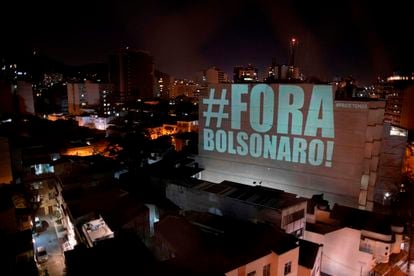 Projeção no bairro de Botafogo, no Rio, homenageia vítimas da covid-19 e pede a saída de Bolsonaro.