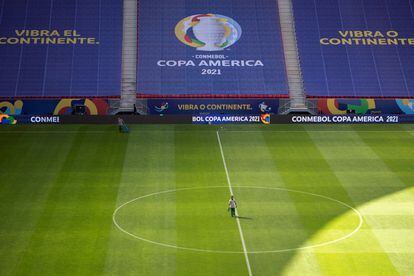 Funcionários preparam o gramado do estádio Mané Garrincha, em Brasília, que receberá o jogo de abertura da Copa América