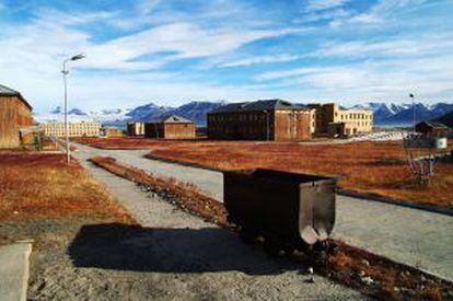 Vista de Pyramiden, assentamento mineiro soviético abandonado nas ilhas Svalbard (Noruega).