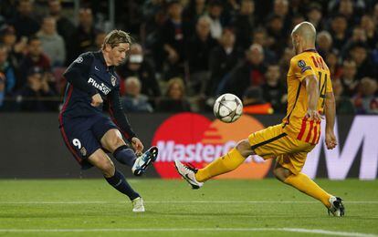 Fernando Torres disputa a bola com Javier Mascherano.