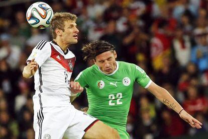 Müller cabeceia a bola contra Mostefa.