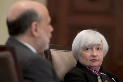 Janet Yellen, vice-presidenta da Reserva Federal olha a Ben Bernanke