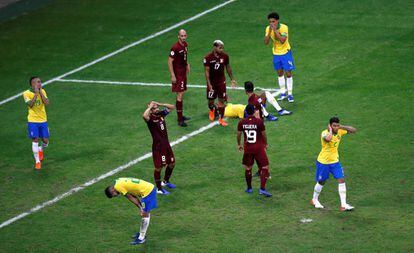 Brasileiros lamentam o resultado na Fonte Nova. 