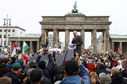 Hansjoerg Mueller, deputado da AfD, discursa em um protesto contra as medidas restritivas para combater o coronavírus, em Berlim, em novembro.