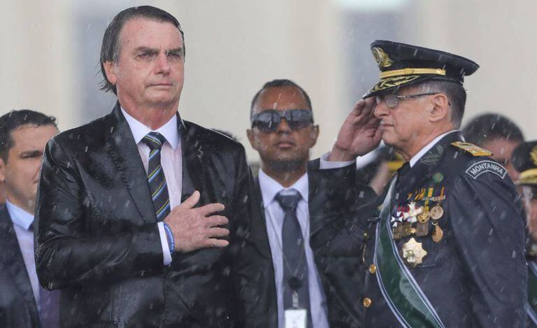 Bolsonaro e o Comandante do Exército, Edson Pujol, durante cerimônia em Brasília no dia 17 de abril
