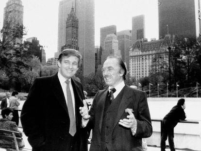 O magnata posa com seu pai na inauguração da pista de gelo do Central Park em 1987.