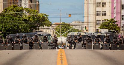 Policiais se posicionam para conter protesto contra Jair Bolsonaro no Recife, em maio, ato que terminou em forte repressão.