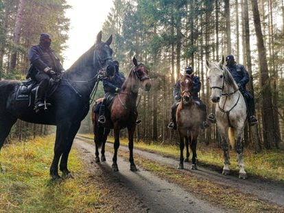 Policiais poloneses a cavalo nos arredores de Kuznica, na fronteira com Belarus.