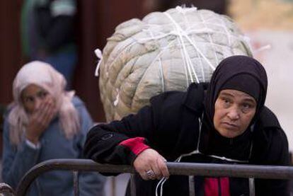 Mulher carregadora, antes de cruzar a fronteira de Ceuta com o Marrocos