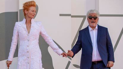 O cineasta espanhol Pedro Almódovar e a atriz britânica Tilda Swinton chegam à sessão de ‘A Voz Humana’, na segunda jornada do festival de Veneza, nesta quinta-feira.