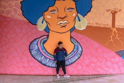 A grafitera Soberana Ziza posa diante de uma de suas obras, no Centro Cultural São Paulo.