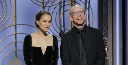 Natalie Portman e Ron Howard na apresentação do prêmio de Melhor Diretor no Globo de Ouro.