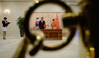 O dirigente chinês e sua colega sul-coreana, na residência presidencial.