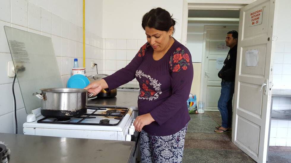 Chnar e seu marido, Obed Rasul, na cozinha do centro de refugiados de Galati
