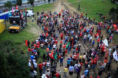 Partid&aacute;rios do ex-presidente Lula acampam em Curitiba.