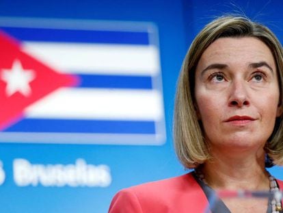 Federica Mogherini em entrevista coletiva com o ministro das Relações Exteriores de Cuba, Bruno Rodríguez, em Bruxelas, em 2016.