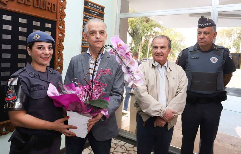 Cabo Kátia recebe flores do governador de SP, Márcio França.