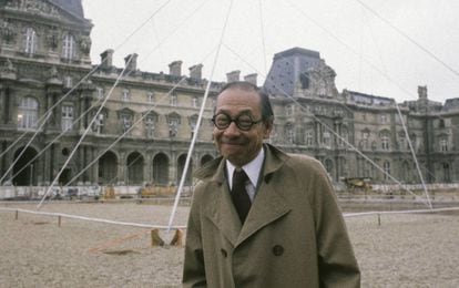 O arquiteto Ieoh Ming Peï, durante a construção da pirâmide do Louvre, em Paris, em 1985.
