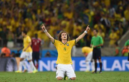 David Luiz comemora seu gol contra a Colômbia.