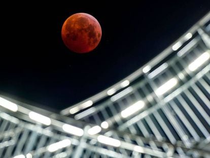 A superluna vista em Duisburgo (Alemanha).